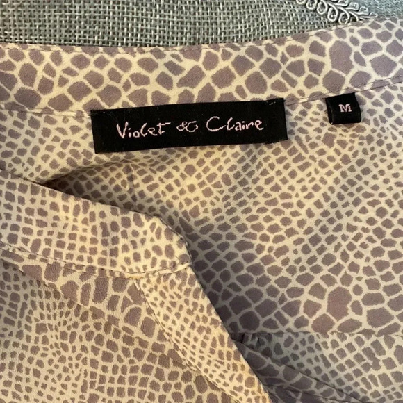 VIOLET & CLAIRE Printed Blouse Gold Detail, Size M - Picture 5 of 7